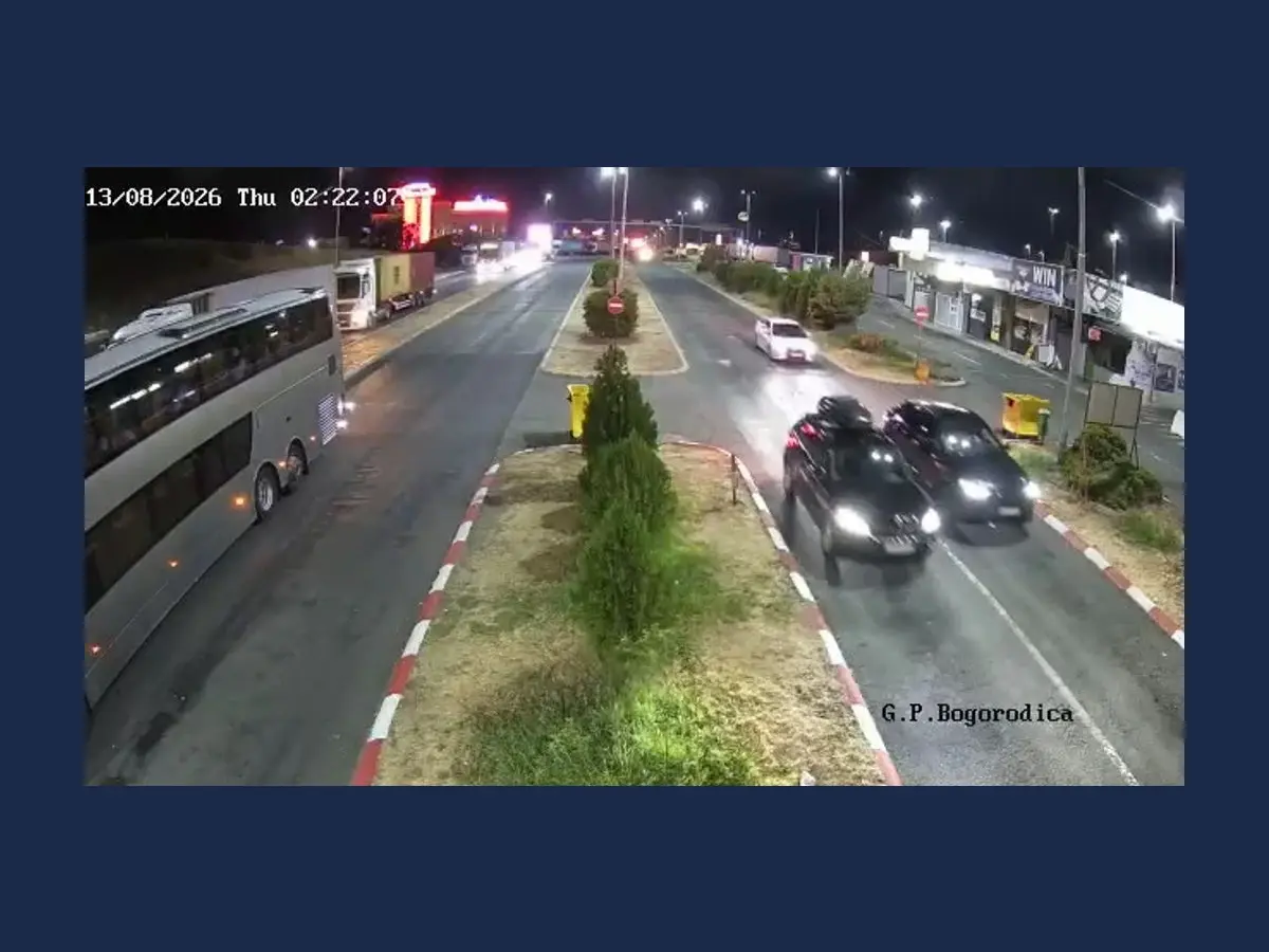 Captură salvată automat la 3 dimineața: autocar și câteva mașini la aceeași trecere de frontieră, pe timp de noapte